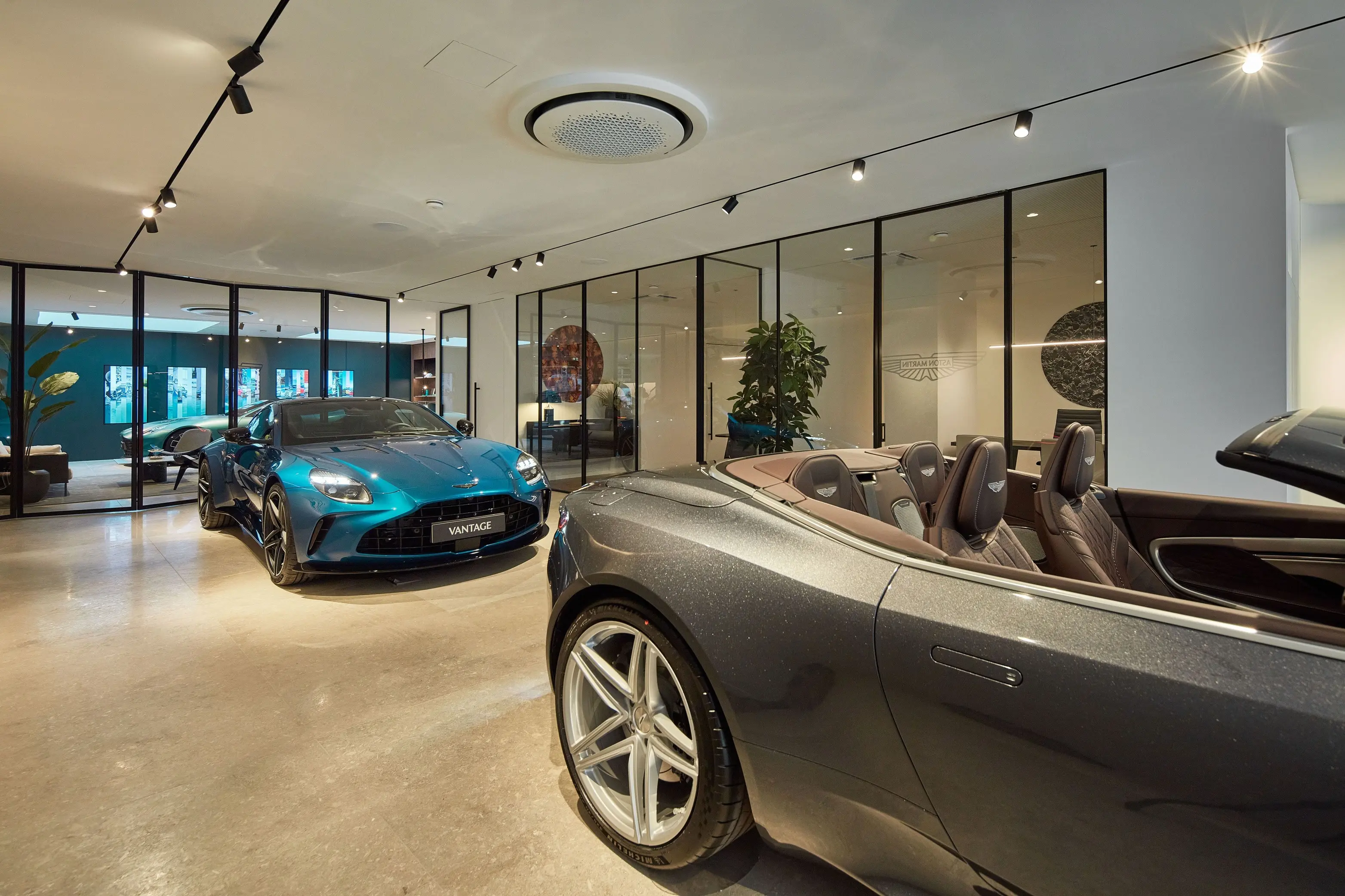 Aston Martin Showroom von innen inklusive Autos